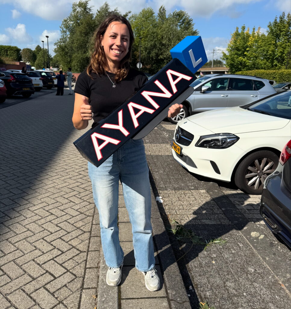 Geslaagde leerling met autorijbewijs bij Autorijschool Ayana in Amsterdam West