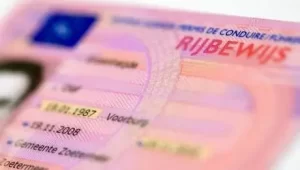 Leerling krijgt autorijles in Amsterdam bij Autorijschool Ayana met persoonlijke begeleiding en hoog slagingspercentage